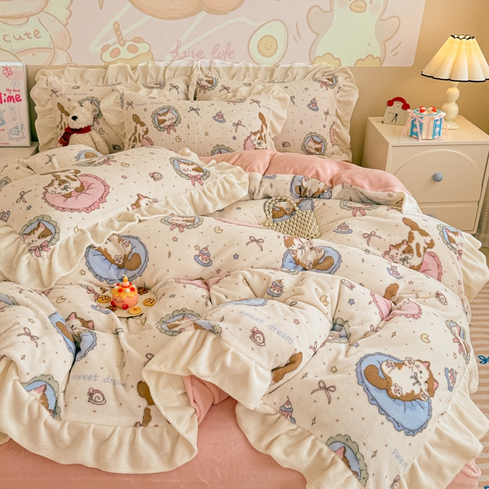 91家纺网 家纺一手货源 找家纺 芯贝儿 2025款加厚小清新花边牛奶绒卡通四件套 甜心猫咪