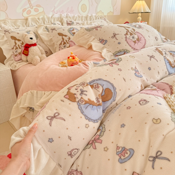 91家纺网 家纺一手货源 找家纺 芯贝儿 2025款加厚小清新花边牛奶绒卡通四件套 甜心猫咪