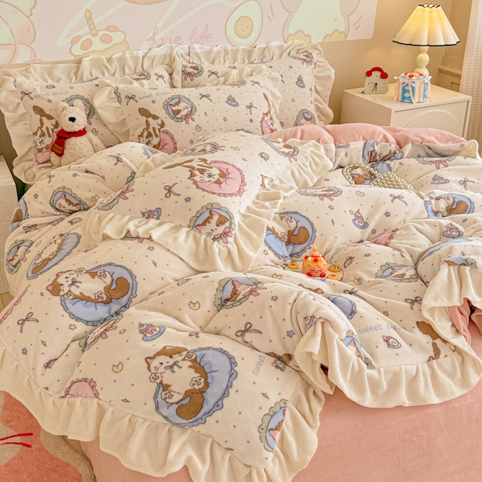 91家纺网 家纺一手货源 找家纺 芯贝儿 2025款加厚小清新花边牛奶绒卡通四件套 甜心猫咪