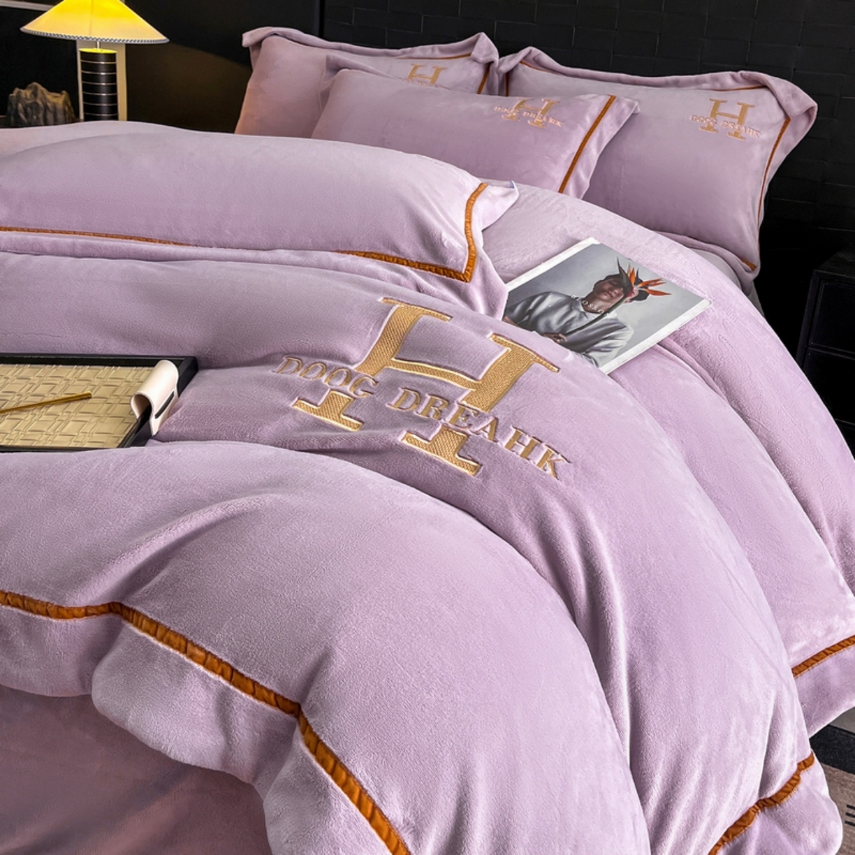 91家纺网 家纺一手货源 找家纺 露梦家纺 2025新款A类牛奶绒工艺款刺绣四件套-艾伦系列（提供买家秀） 艾伦-木槿紫