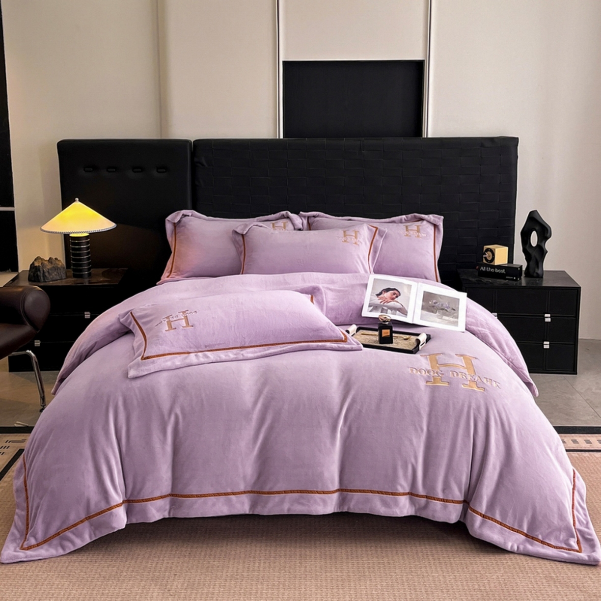 91家纺网 家纺一手货源 找家纺 露梦家纺 2025新款A类牛奶绒工艺款刺绣四件套-艾伦系列（提供买家秀） 艾伦-木槿紫