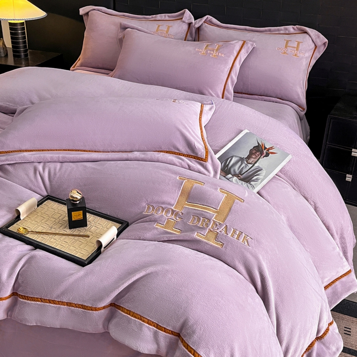 91家纺网 家纺一手货源 找家纺 露梦家纺 2025新款A类牛奶绒工艺款刺绣四件套-艾伦系列（提供买家秀） 艾伦-木槿紫