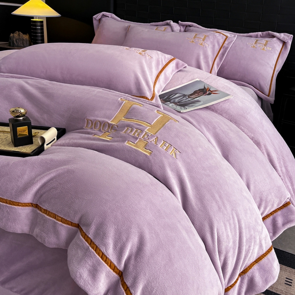 91家纺网 家纺一手货源 找家纺 露梦家纺 2025新款A类牛奶绒工艺款刺绣四件套-艾伦系列（提供买家秀） 艾伦-木槿紫