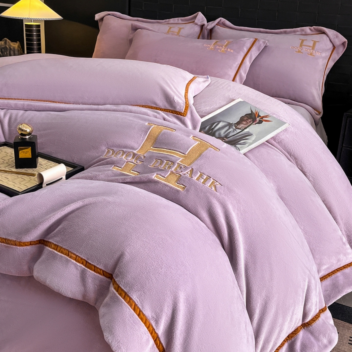 91家纺网 家纺一手货源 找家纺 露梦家纺 2025新款A类牛奶绒工艺款刺绣四件套-艾伦系列（提供买家秀） 艾伦-木槿紫