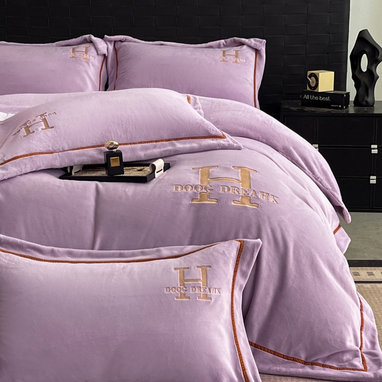 91家纺网 家纺一手货源 找家纺 露梦家纺 2025新款A类牛奶绒工艺款刺绣四件套-艾伦系列（提供买家秀） 艾伦-木槿紫