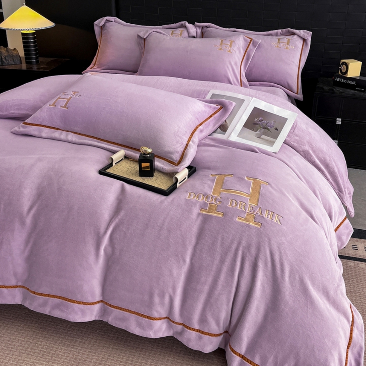 91家纺网 家纺一手货源 找家纺 露梦家纺 2025新款A类牛奶绒工艺款刺绣四件套-艾伦系列（提供买家秀） 艾伦-木槿紫