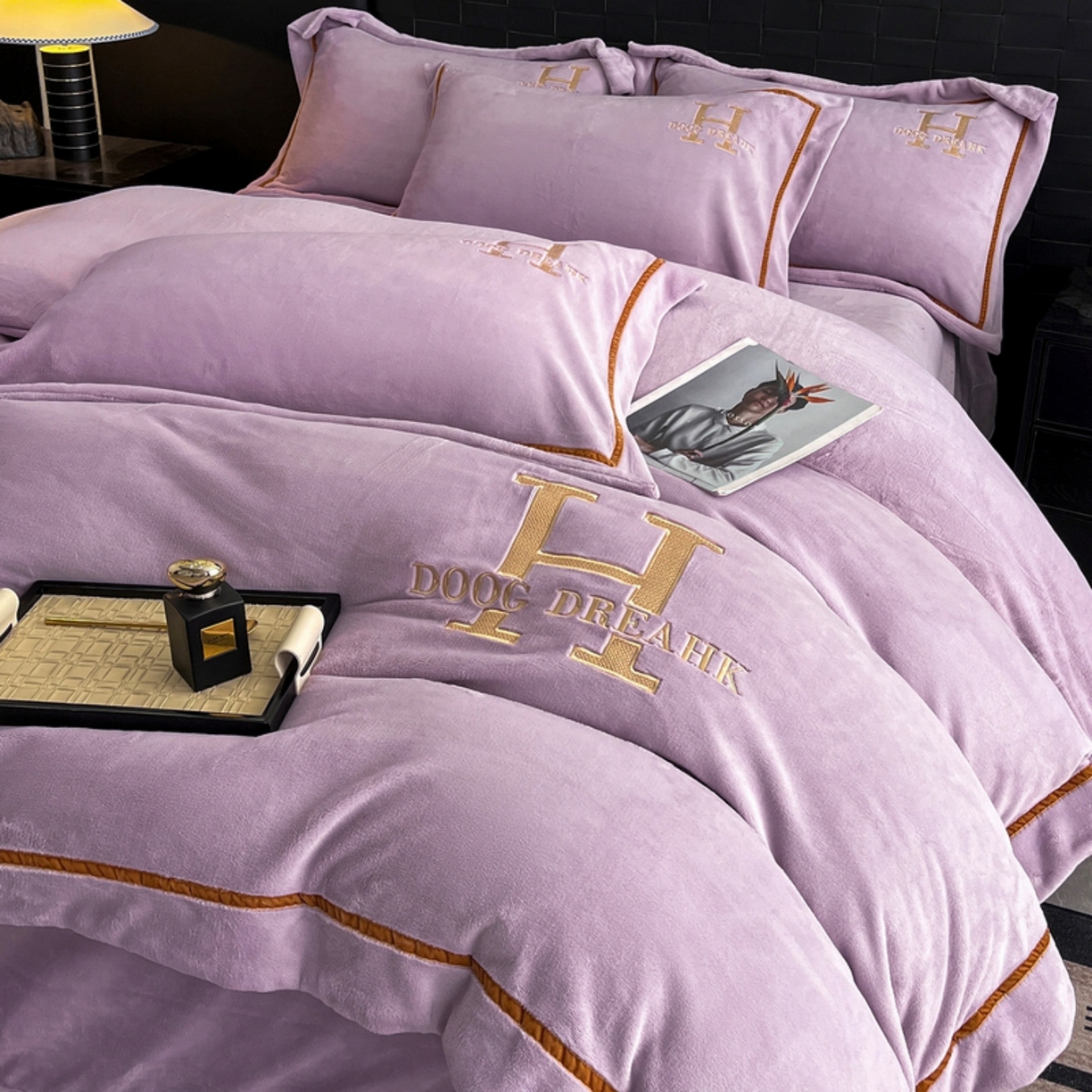 91家纺网 家纺一手货源 找家纺 露梦家纺 2025新款A类牛奶绒工艺款刺绣四件套-艾伦系列（提供买家秀） 艾伦-木槿紫