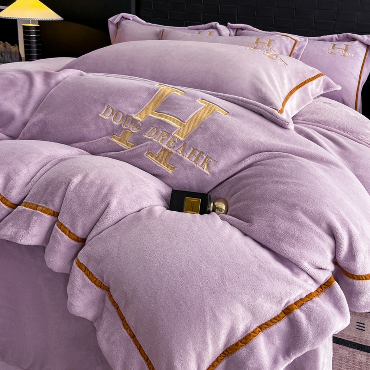 91家纺网 家纺一手货源 找家纺 露梦家纺 2025新款A类牛奶绒工艺款刺绣四件套-艾伦系列（提供买家秀） 艾伦-木槿紫