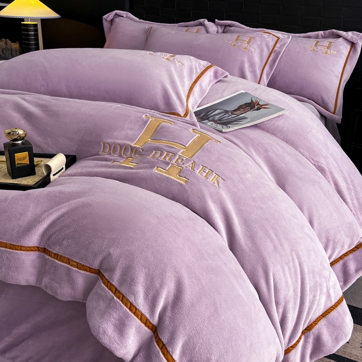 91家纺网 家纺一手货源 找家纺 露梦家纺 2025新款A类牛奶绒工艺款刺绣四件套-艾伦系列（提供买家秀） 艾伦-木槿紫