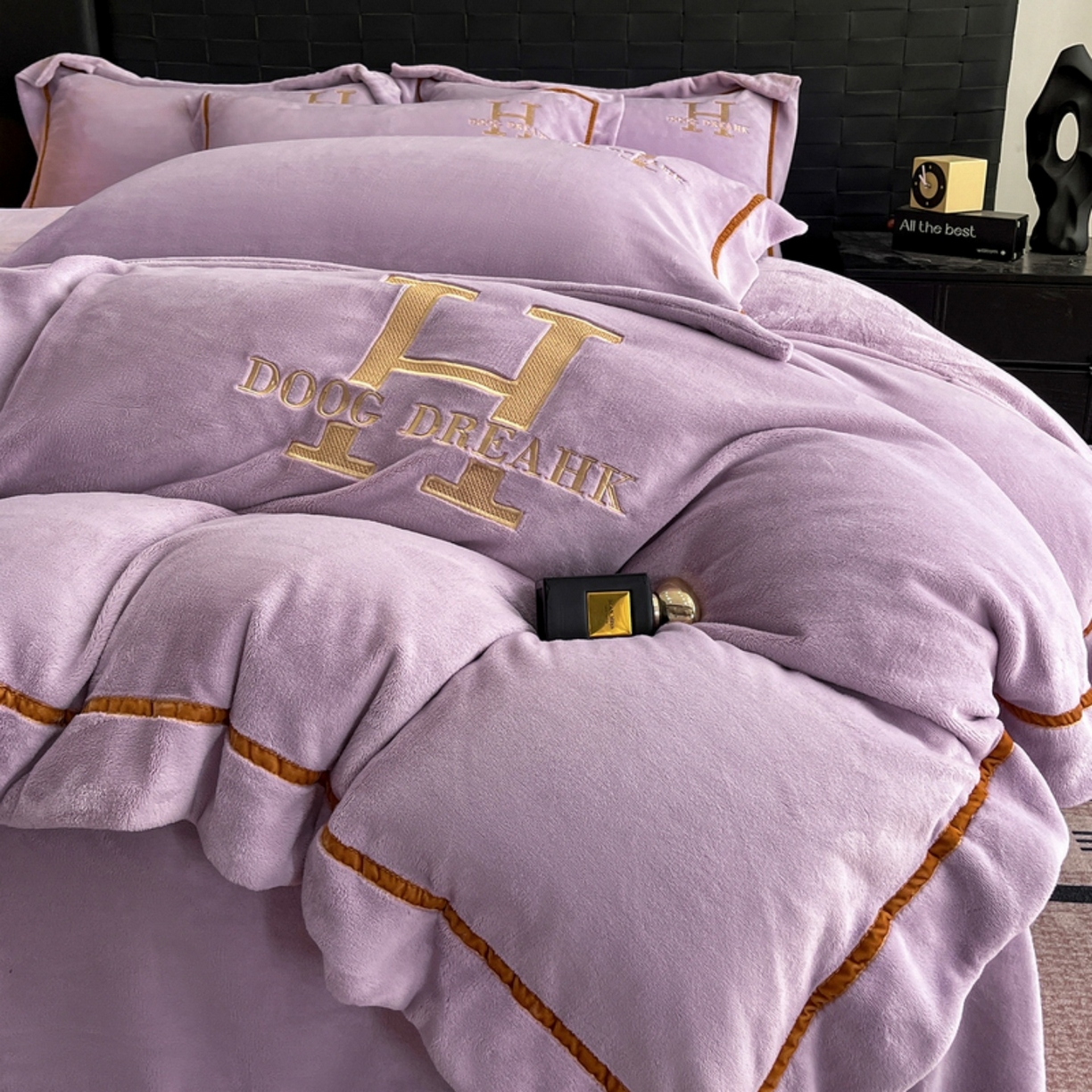 91家纺网 家纺一手货源 找家纺 露梦家纺 2025新款A类牛奶绒工艺款刺绣四件套-艾伦系列（提供买家秀） 艾伦-木槿紫