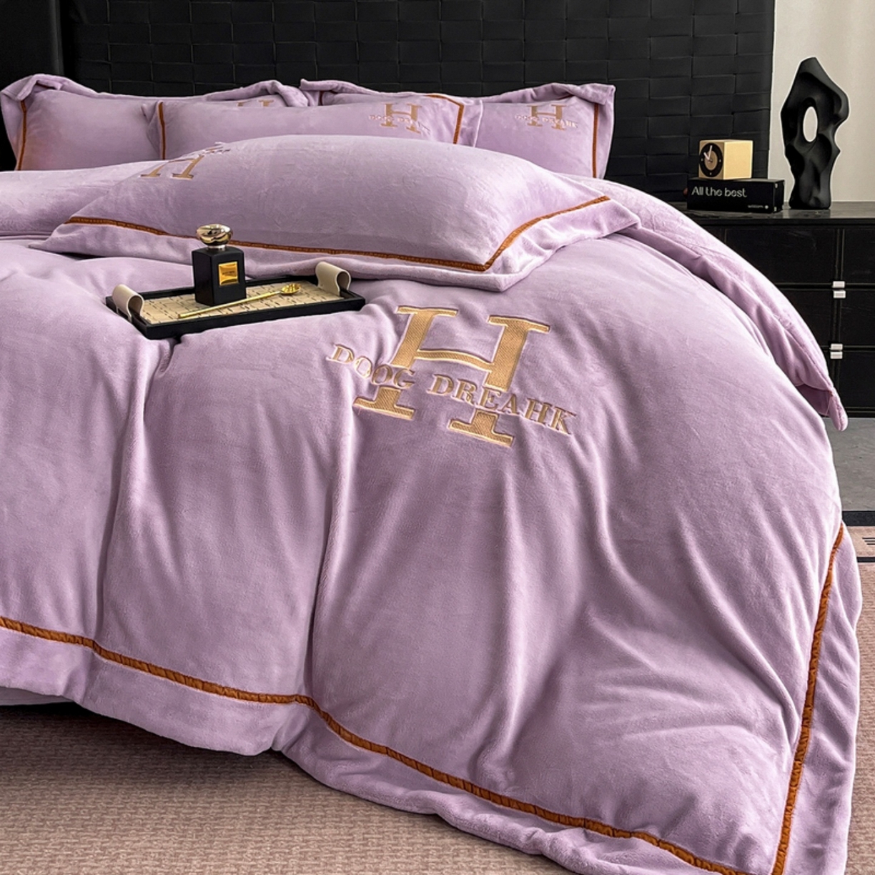 91家纺网 家纺一手货源 找家纺 露梦家纺 2025新款A类牛奶绒工艺款刺绣四件套-艾伦系列（提供买家秀） 艾伦-木槿紫