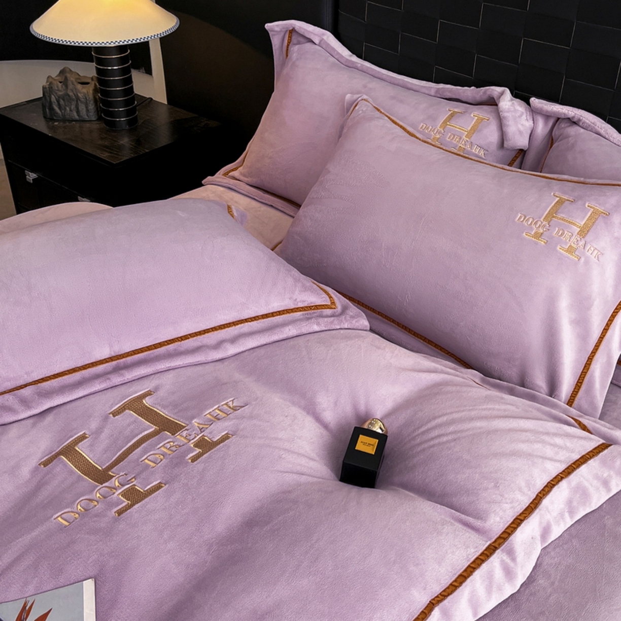 91家纺网 家纺一手货源 找家纺 露梦家纺 2025新款A类牛奶绒工艺款刺绣四件套-艾伦系列（提供买家秀） 艾伦-木槿紫