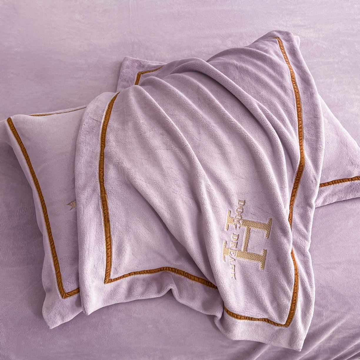 91家纺网 家纺一手货源 找家纺 露梦家纺 2025新款A类牛奶绒工艺款刺绣四件套-艾伦系列（提供买家秀） 艾伦-木槿紫