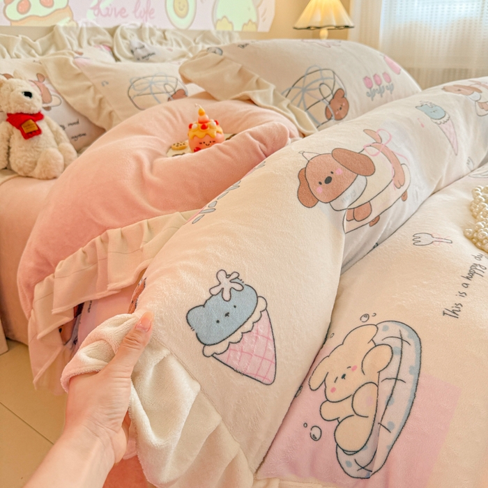 91家纺网 家纺一手货源 找家纺 芯贝儿 2025款加厚小清新花边牛奶绒卡通四件套 周末宠物园