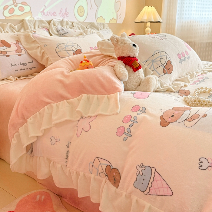 91家纺网 家纺一手货源 找家纺 芯贝儿 2025款加厚小清新花边牛奶绒卡通四件套 周末宠物园