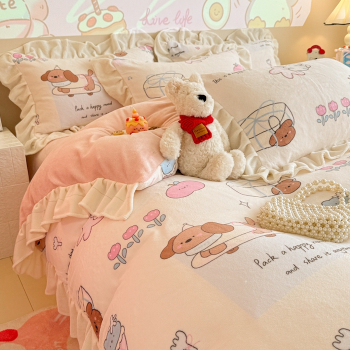 91家纺网 家纺一手货源 找家纺 芯贝儿 2025款加厚小清新花边牛奶绒卡通四件套 周末宠物园