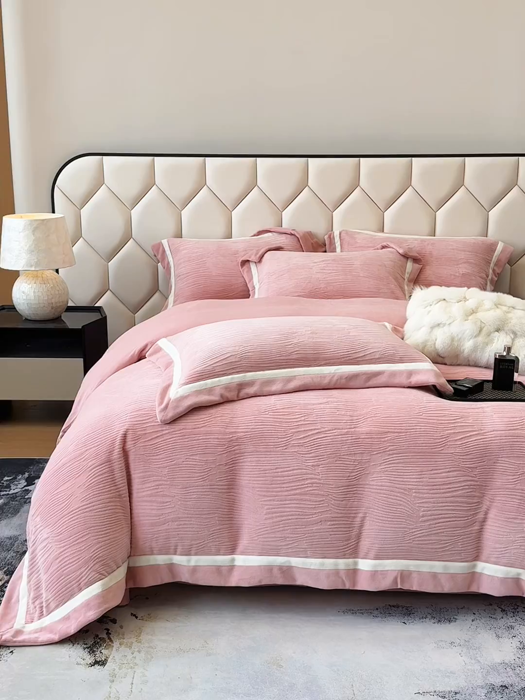 91家纺网 家纺一手货源 找家纺 家居1号家纺 2025新款230克全消光瑞丽牛奶绒烂花四件套（控价标准258加大278 会员优惠10元） 瑞丽-雅粉