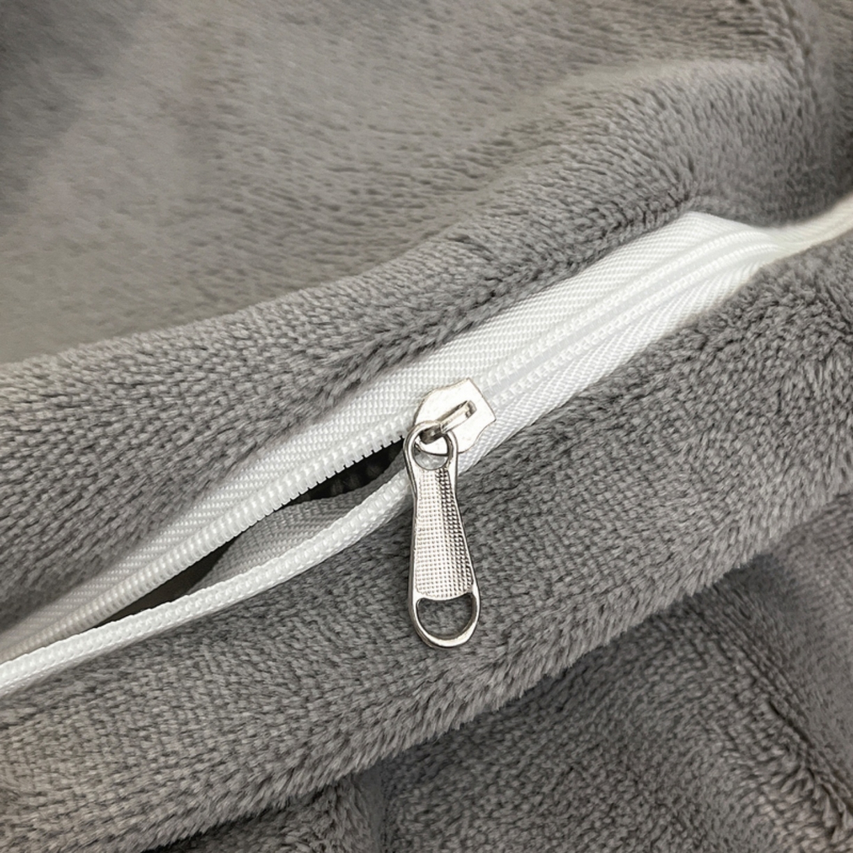 91家纺网 家纺一手货源 找家纺 露梦家纺 2025新款A类牛奶绒工艺款刺绣四件套-艾伦系列（提供买家秀） 艾伦-高级灰