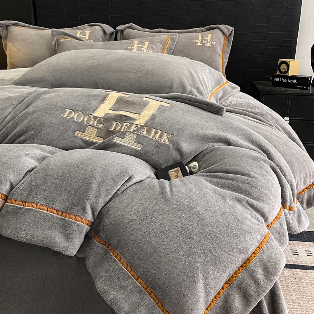 91家纺网 家纺一手货源 找家纺 露梦家纺 2025新款A类牛奶绒工艺款刺绣四件套-艾伦系列（提供买家秀） 艾伦-高级灰