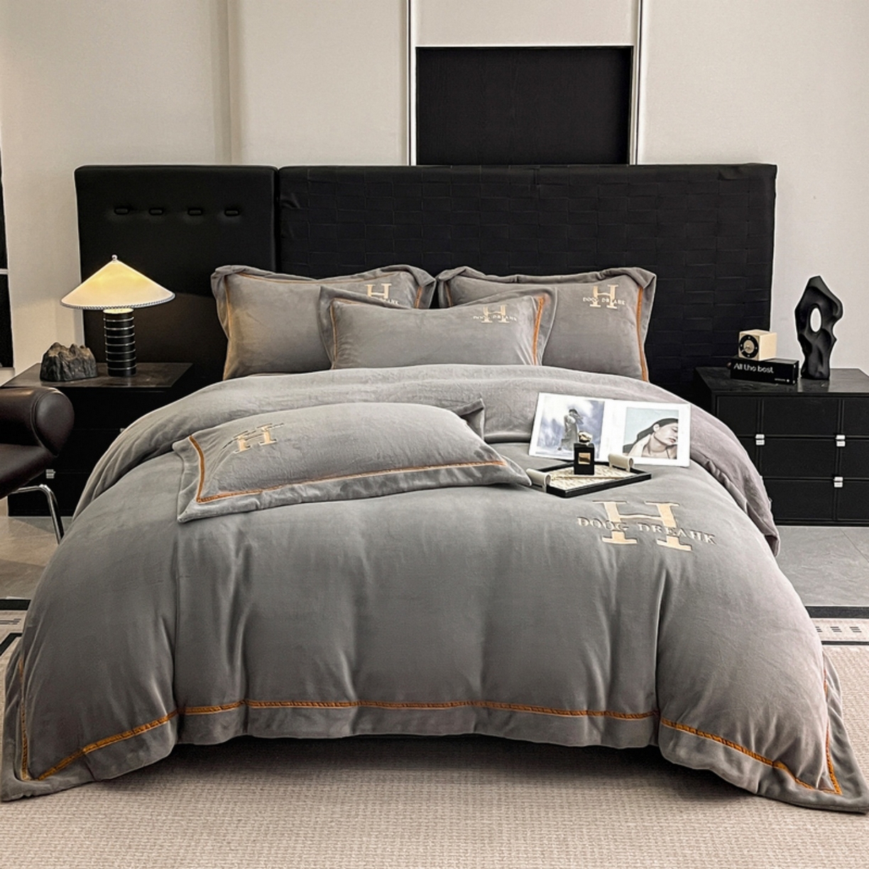 91家纺网 家纺一手货源 找家纺 露梦家纺 2025新款A类牛奶绒工艺款刺绣四件套-艾伦系列（提供买家秀） 艾伦-高级灰