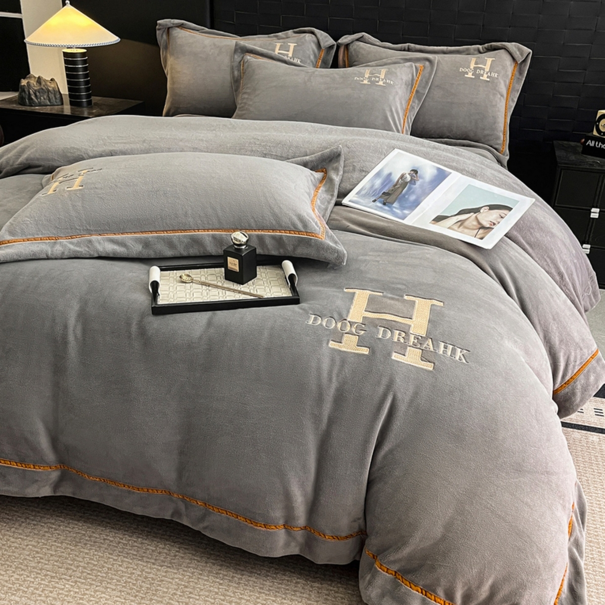 91家纺网 家纺一手货源 找家纺 露梦家纺 2025新款A类牛奶绒工艺款刺绣四件套-艾伦系列（提供买家秀） 艾伦-高级灰