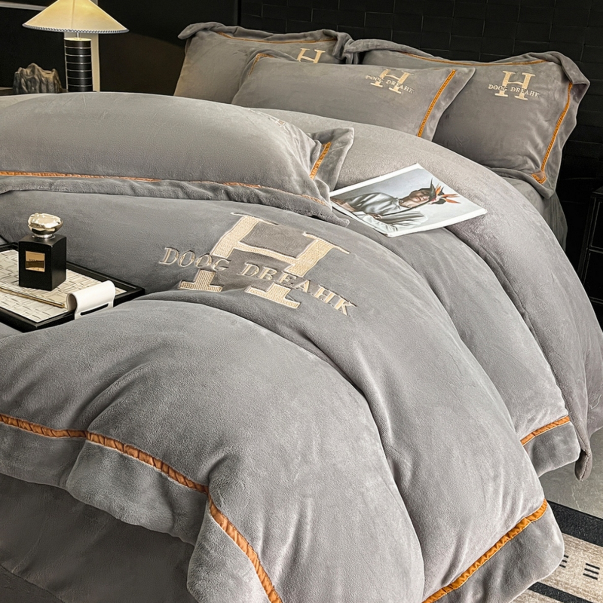 91家纺网 家纺一手货源 找家纺 露梦家纺 2025新款A类牛奶绒工艺款刺绣四件套-艾伦系列（提供买家秀） 艾伦-高级灰