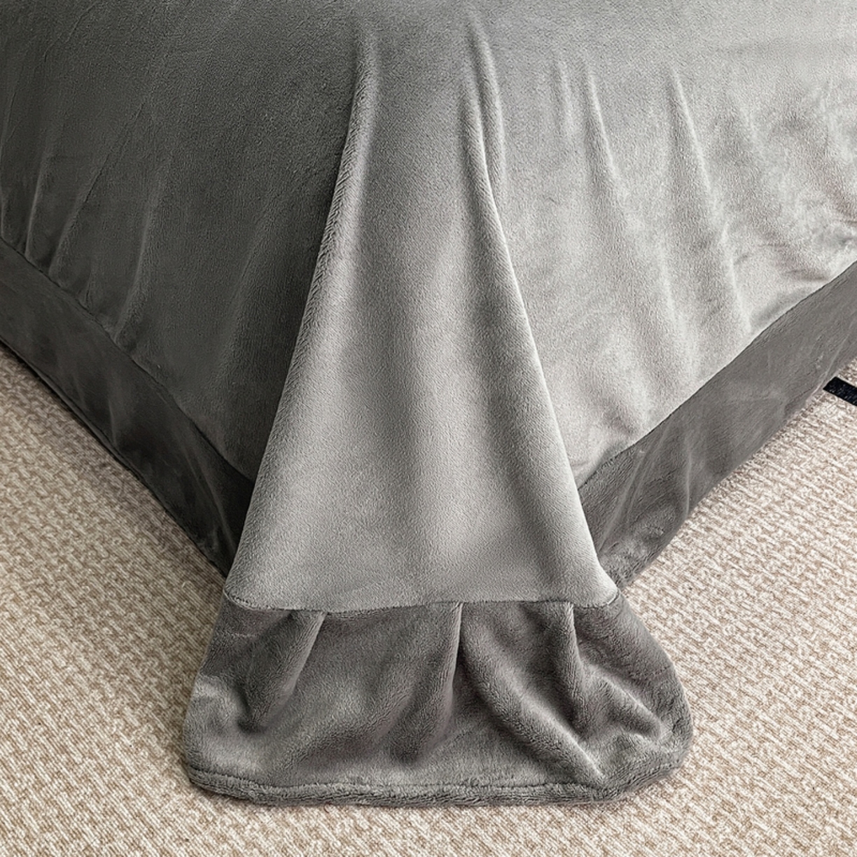 91家纺网 家纺一手货源 找家纺 露梦家纺 2025新款A类牛奶绒工艺款刺绣四件套-艾伦系列（提供买家秀） 艾伦-高级灰