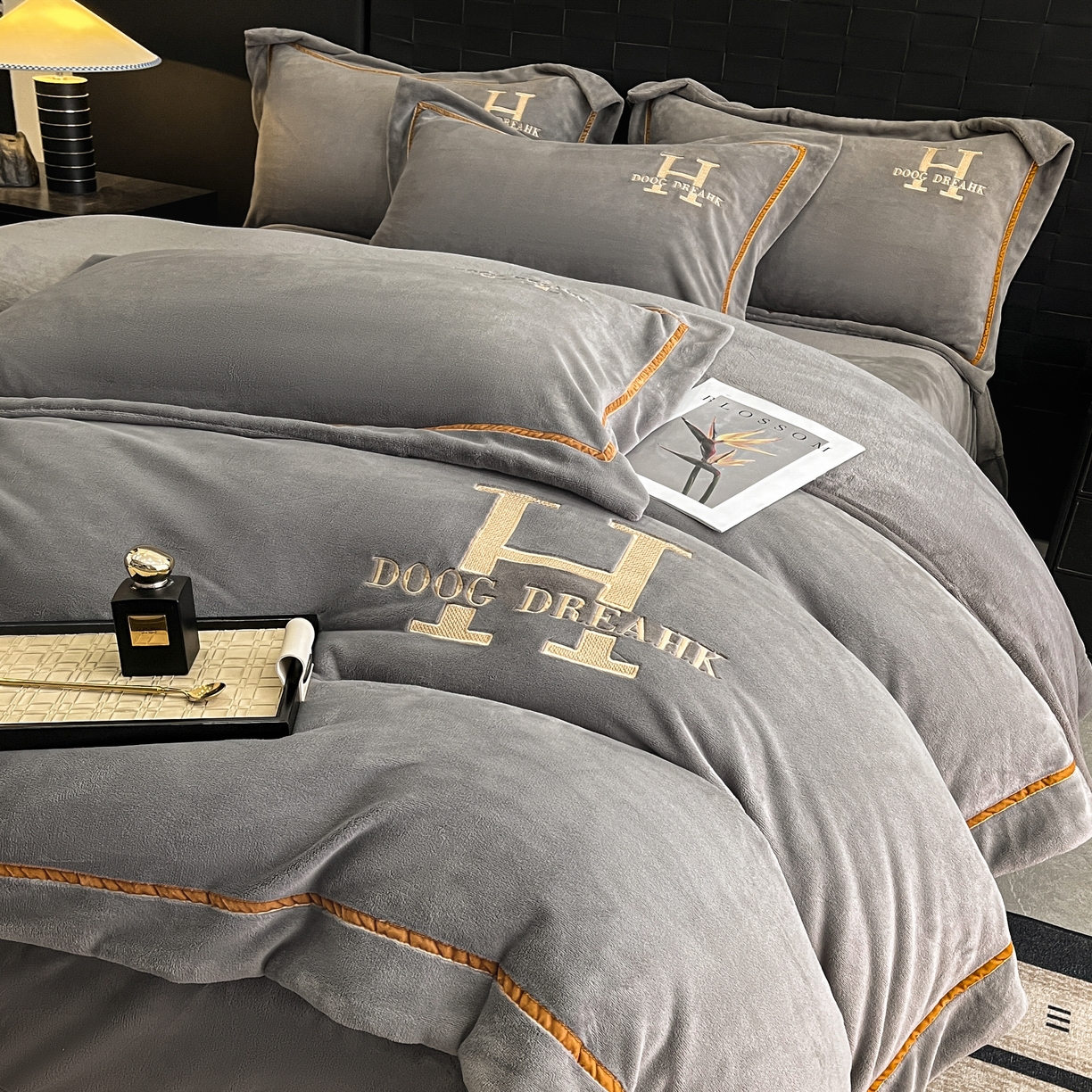 91家纺网 家纺一手货源 找家纺 露梦家纺 2025新款A类牛奶绒工艺款刺绣四件套-艾伦系列（提供买家秀） 艾伦-高级灰