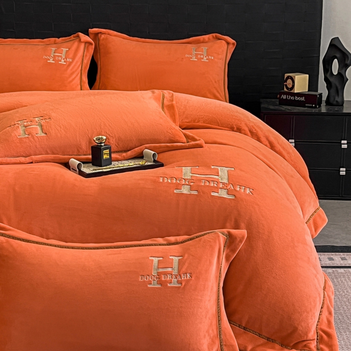 91家纺网 家纺一手货源 找家纺 露梦家纺 2025新款A类牛奶绒工艺款刺绣四件套-艾伦系列（提供买家秀） 艾伦-玛仕橙