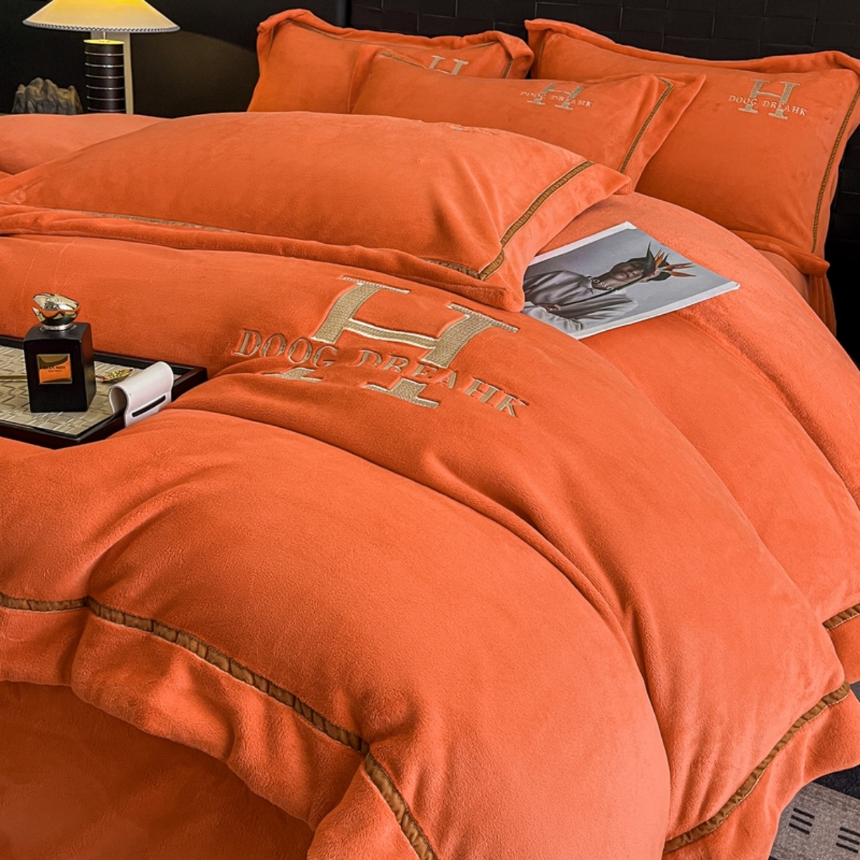 91家纺网 家纺一手货源 找家纺 露梦家纺 2025新款A类牛奶绒工艺款刺绣四件套-艾伦系列（提供买家秀） 艾伦-玛仕橙