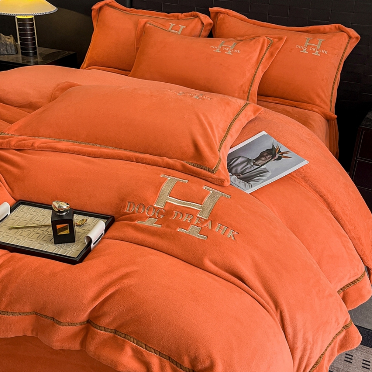 91家纺网 家纺一手货源 找家纺 露梦家纺 2025新款A类牛奶绒工艺款刺绣四件套-艾伦系列（提供买家秀） 艾伦-玛仕橙