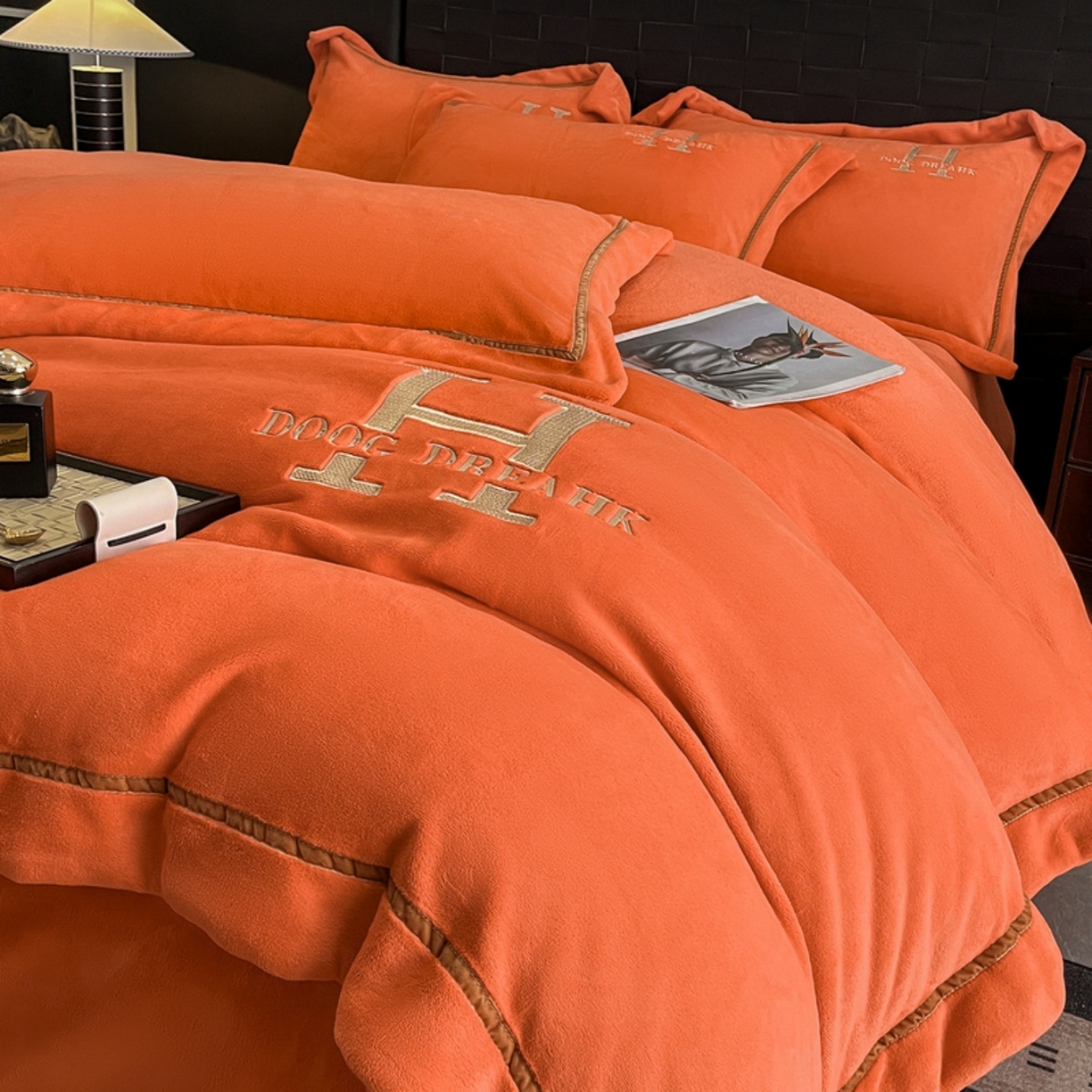 露梦家纺 2025新款A类牛奶绒工艺款刺绣四件套-艾伦系列（提供买家秀） 艾伦-玛仕橙