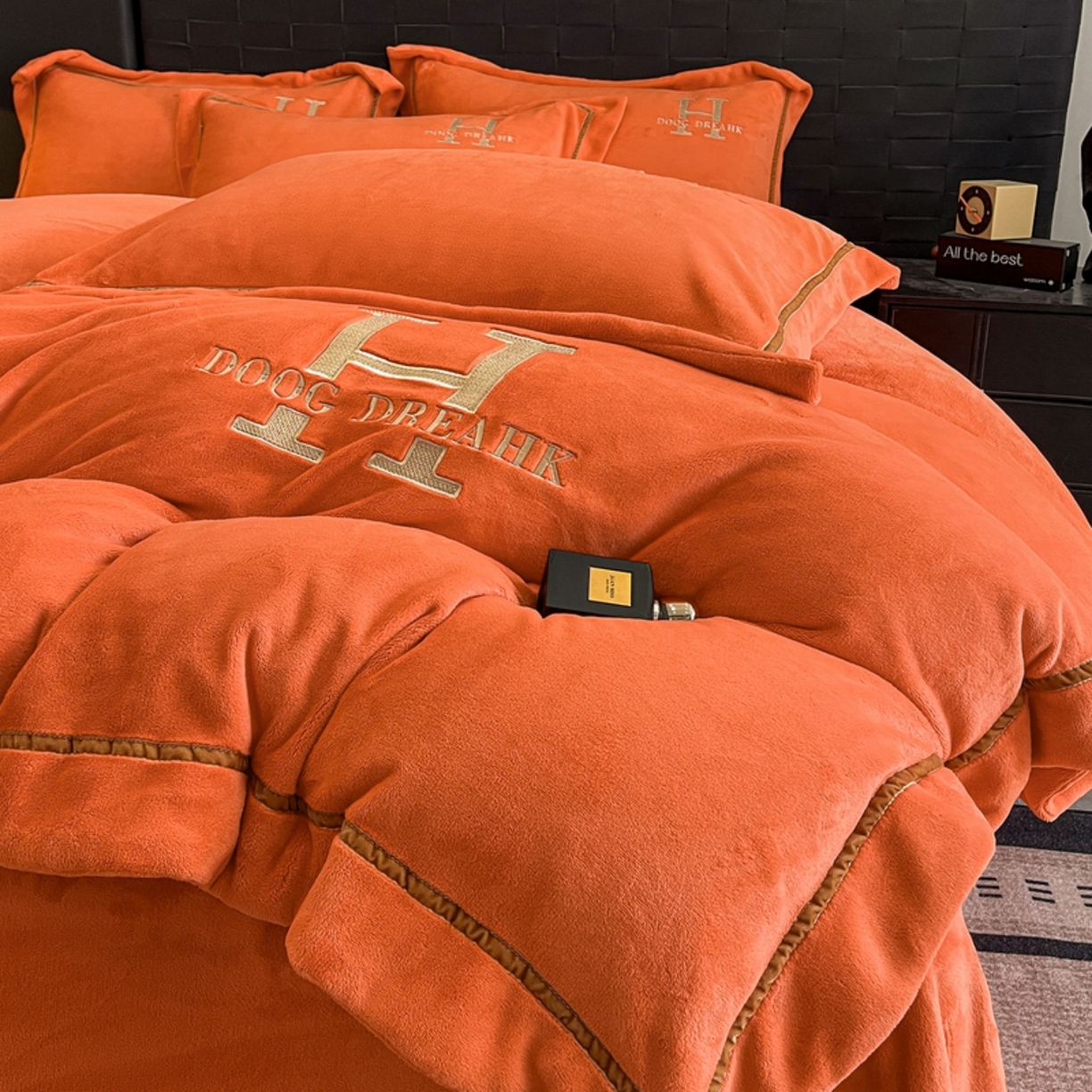 91家纺网 家纺一手货源 找家纺 露梦家纺 2025新款A类牛奶绒工艺款刺绣四件套-艾伦系列（提供买家秀） 艾伦-玛仕橙