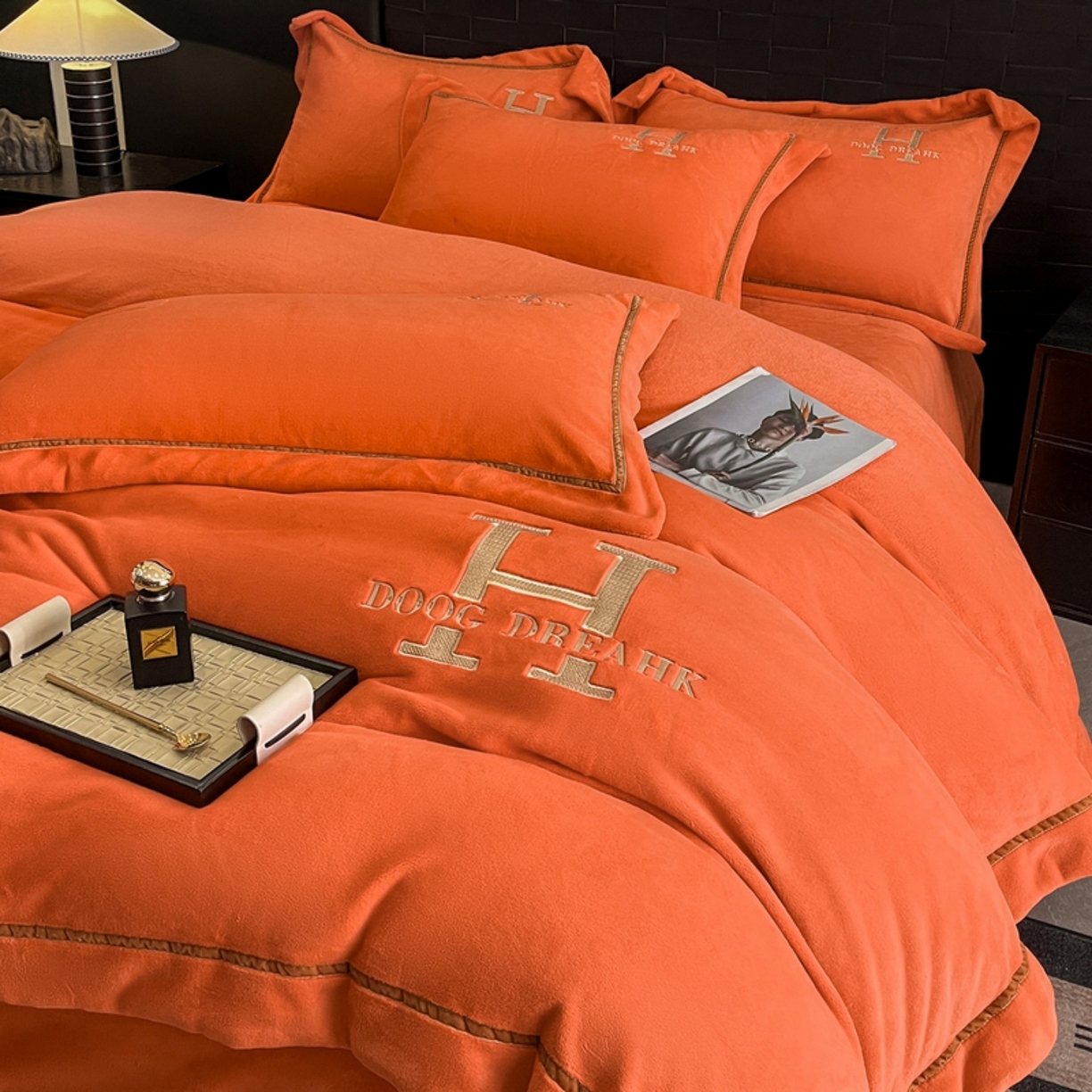 91家纺网 家纺一手货源 找家纺 露梦家纺 2025新款A类牛奶绒工艺款刺绣四件套-艾伦系列（提供买家秀） 艾伦-玛仕橙