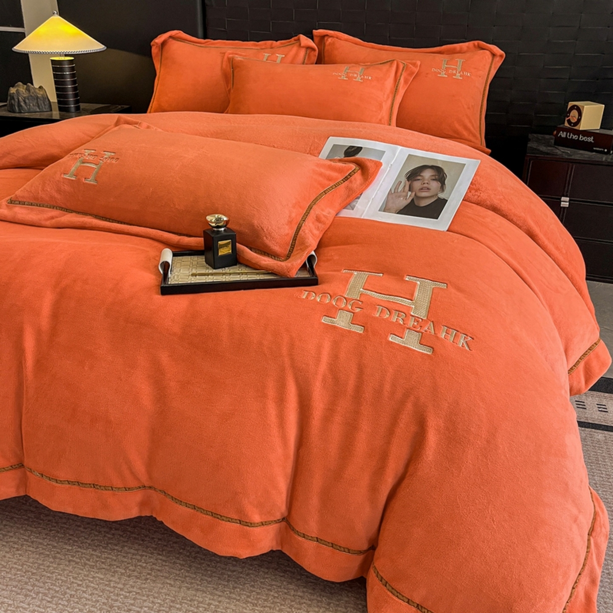 91家纺网 家纺一手货源 找家纺 露梦家纺 2025新款A类牛奶绒工艺款刺绣四件套-艾伦系列（提供买家秀） 艾伦-玛仕橙