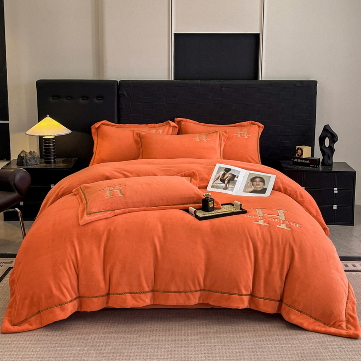 91家纺网 家纺一手货源 找家纺 露梦家纺 2025新款A类牛奶绒工艺款刺绣四件套-艾伦系列（提供买家秀） 艾伦-玛仕橙