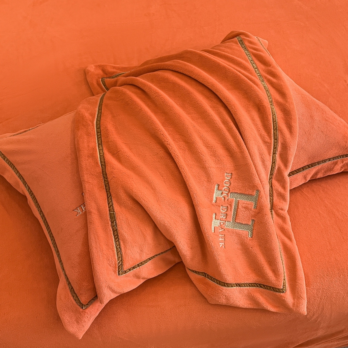 91家纺网 家纺一手货源 找家纺 露梦家纺 2025新款A类牛奶绒工艺款刺绣四件套-艾伦系列（提供买家秀） 艾伦-玛仕橙