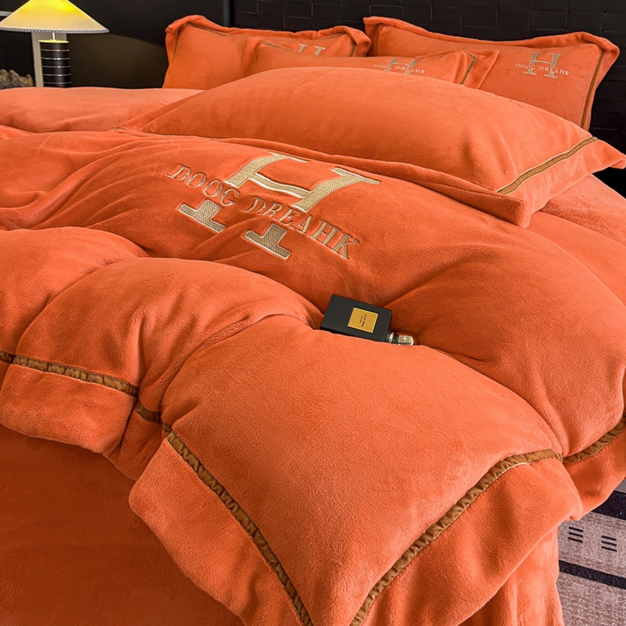 91家纺网 家纺一手货源 找家纺 露梦家纺 2025新款A类牛奶绒工艺款刺绣四件套-艾伦系列（提供买家秀） 艾伦-玛仕橙