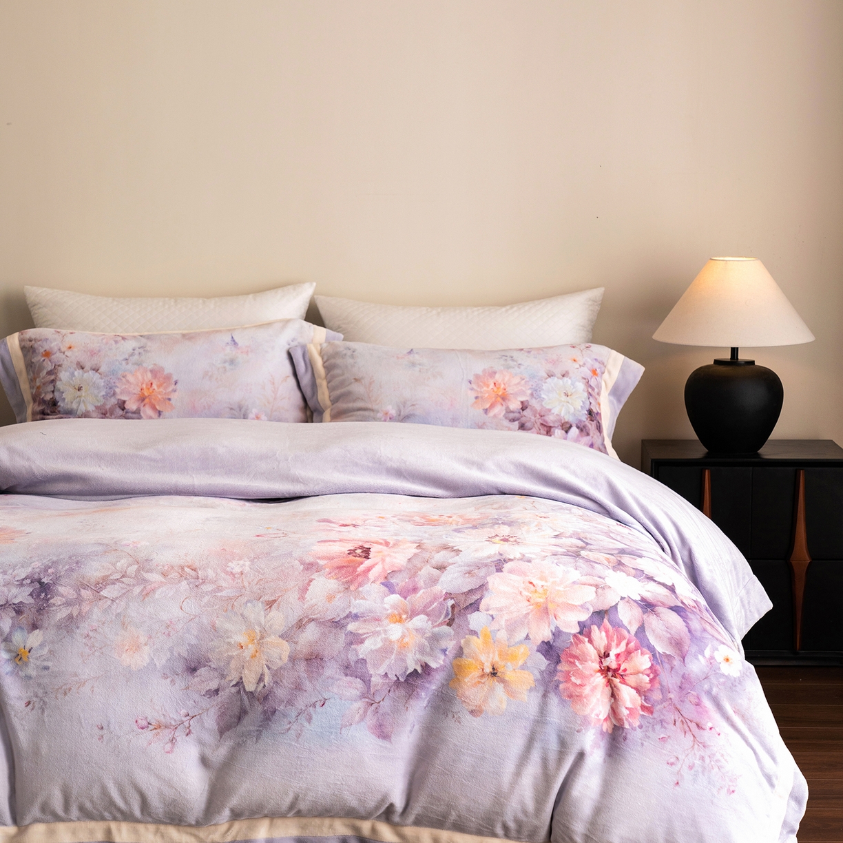 91家纺网 家纺一手货源 找家纺 佳汐蓝家纺 2025新款全消光牛奶绒数码印花四件套-沁园春系列 沁园春-紫