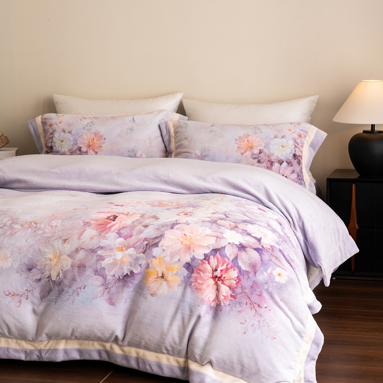 91家纺网 家纺一手货源 找家纺 佳汐蓝家纺 2025新款全消光牛奶绒数码印花四件套-沁园春系列 沁园春-紫