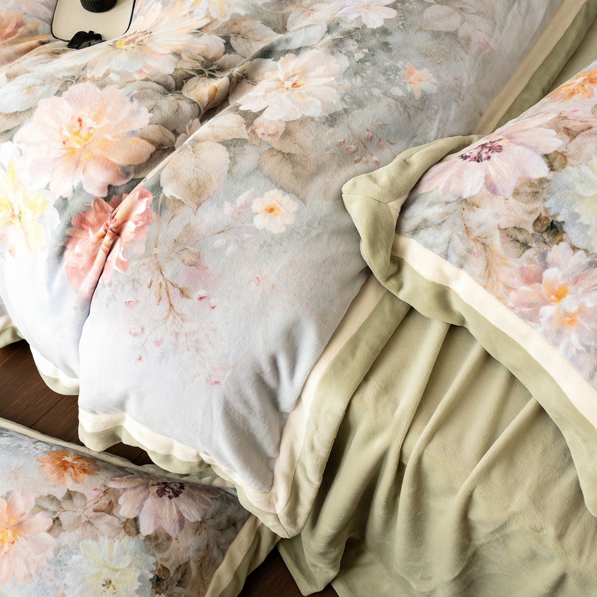 91家纺网 家纺一手货源 找家纺 佳汐蓝家纺 2025新款全消光牛奶绒数码印花四件套-沁园春系列 沁园春-绿