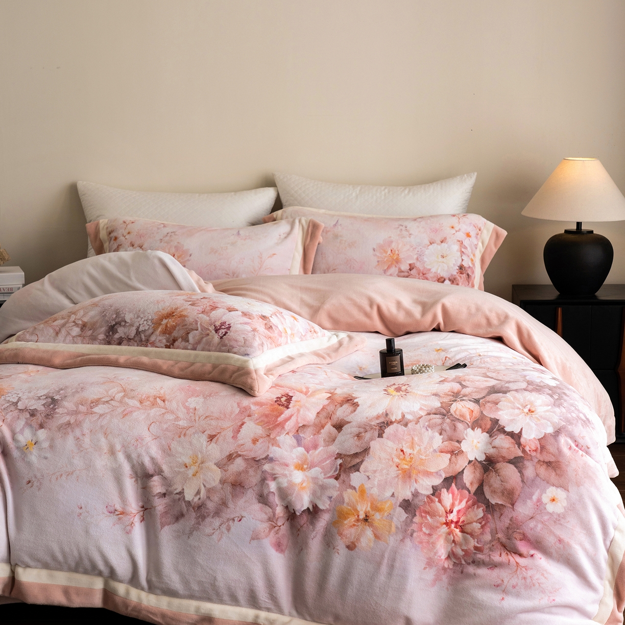 91家纺网 家纺一手货源 找家纺 佳汐蓝家纺 2025新款全消光牛奶绒数码印花四件套-沁园春系列 沁园春-红