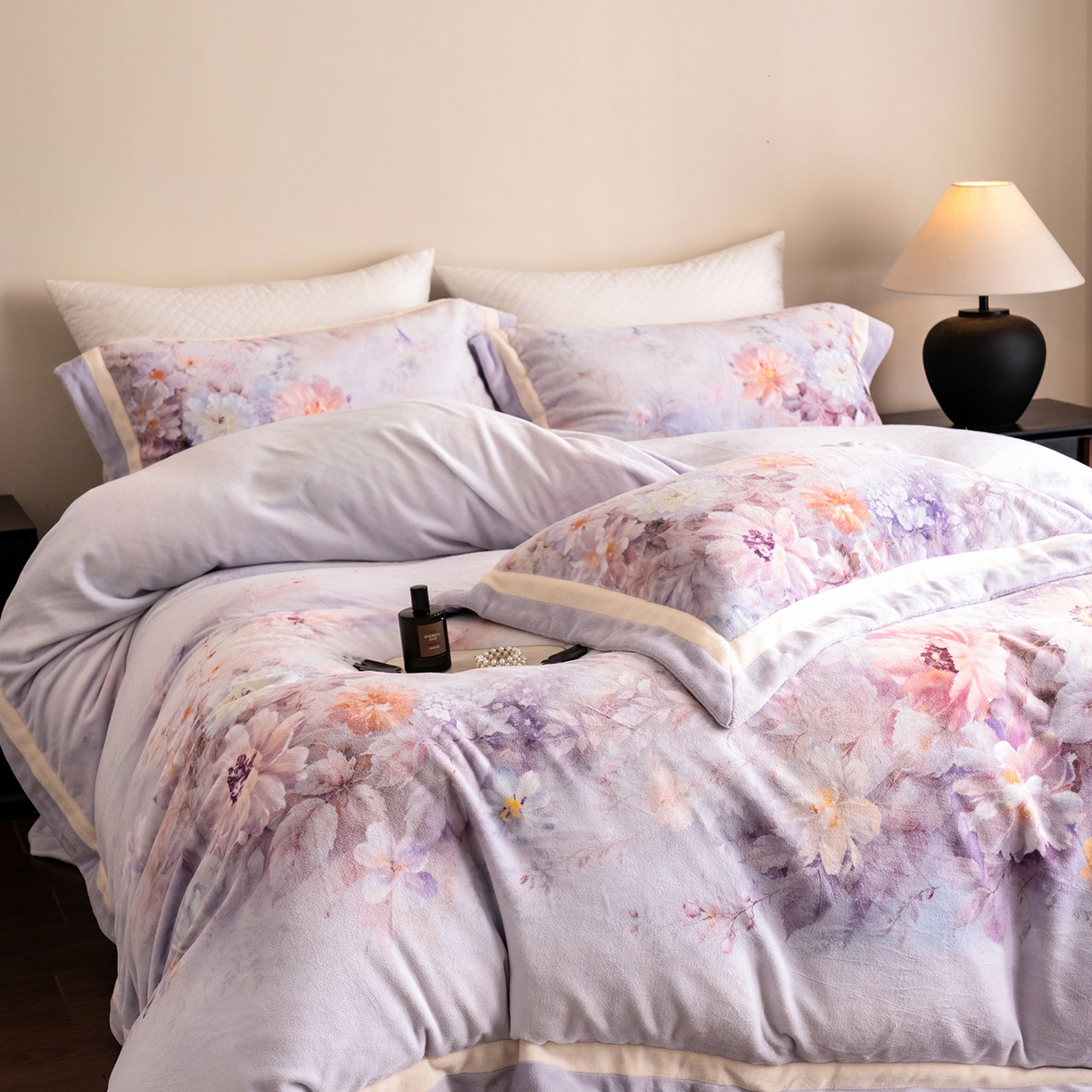 91家纺网 家纺一手货源 找家纺 佳汐蓝家纺 2025新款全消光牛奶绒数码印花四件套-沁园春系列 沁园春-紫