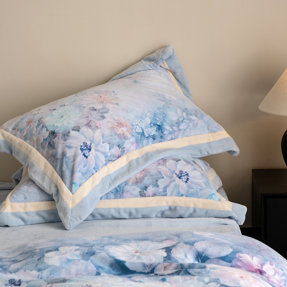 91家纺网 家纺一手货源 找家纺 佳汐蓝家纺 2025新款全消光牛奶绒数码印花四件套-沁园春系列 沁园春-蓝