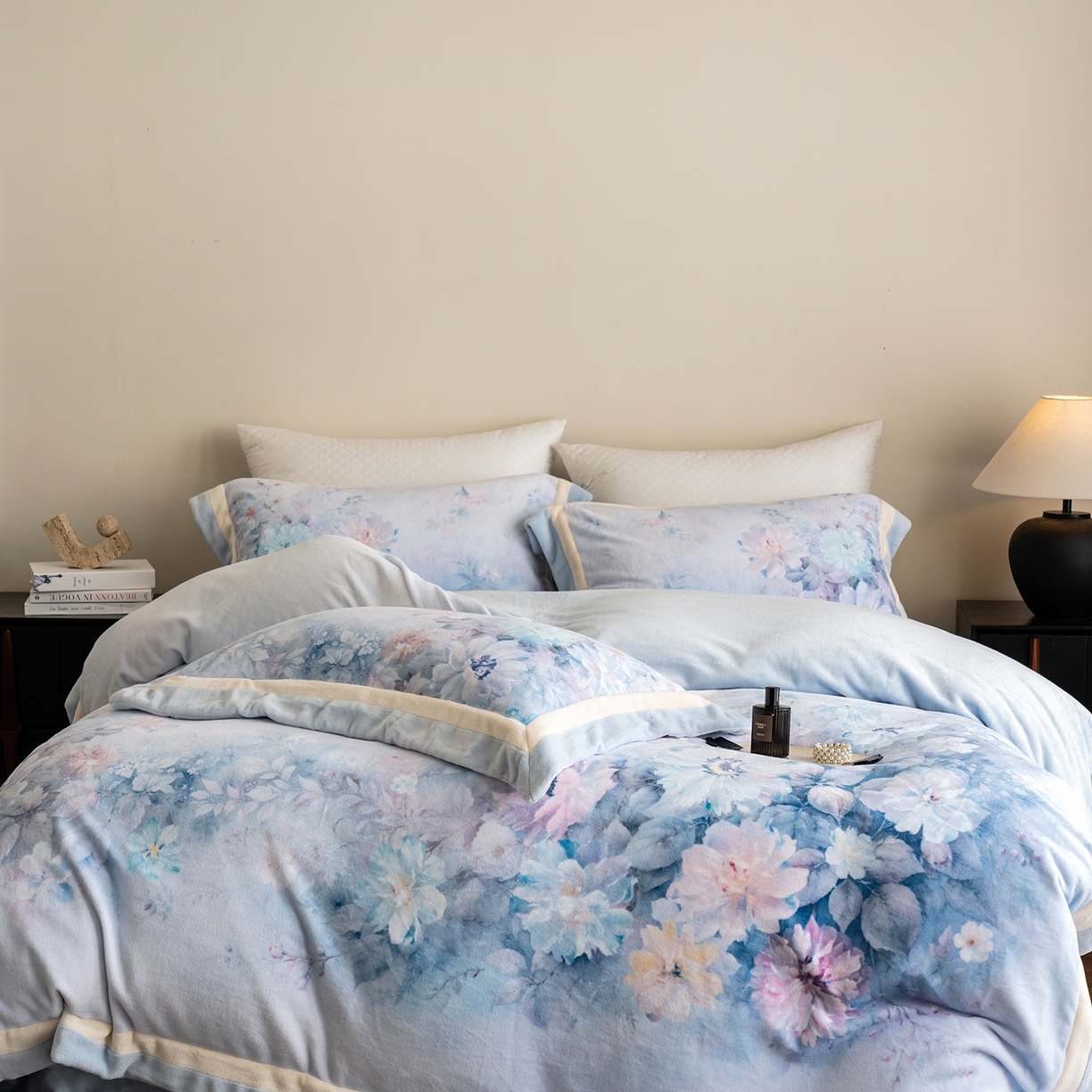 91家纺网 家纺一手货源 找家纺 佳汐蓝家纺 2025新款全消光牛奶绒数码印花四件套-沁园春系列 沁园春-蓝