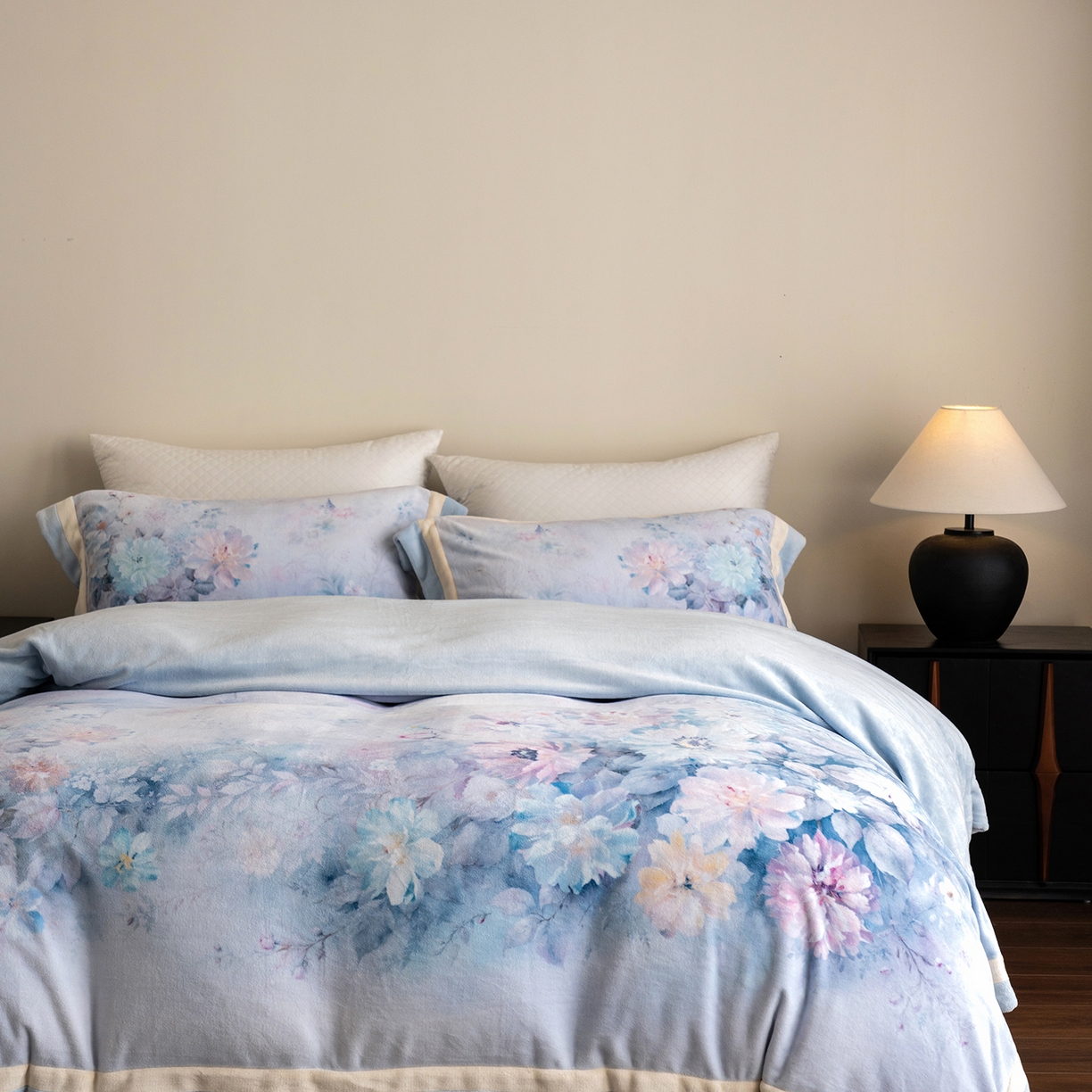 91家纺网 家纺一手货源 找家纺 佳汐蓝家纺 2025新款全消光牛奶绒数码印花四件套-沁园春系列 沁园春-蓝