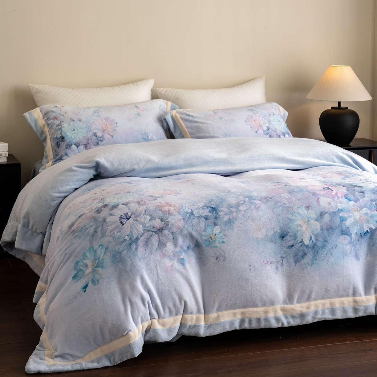 91家纺网 家纺一手货源 找家纺 佳汐蓝家纺 2025新款全消光牛奶绒数码印花四件套-沁园春系列 沁园春-蓝