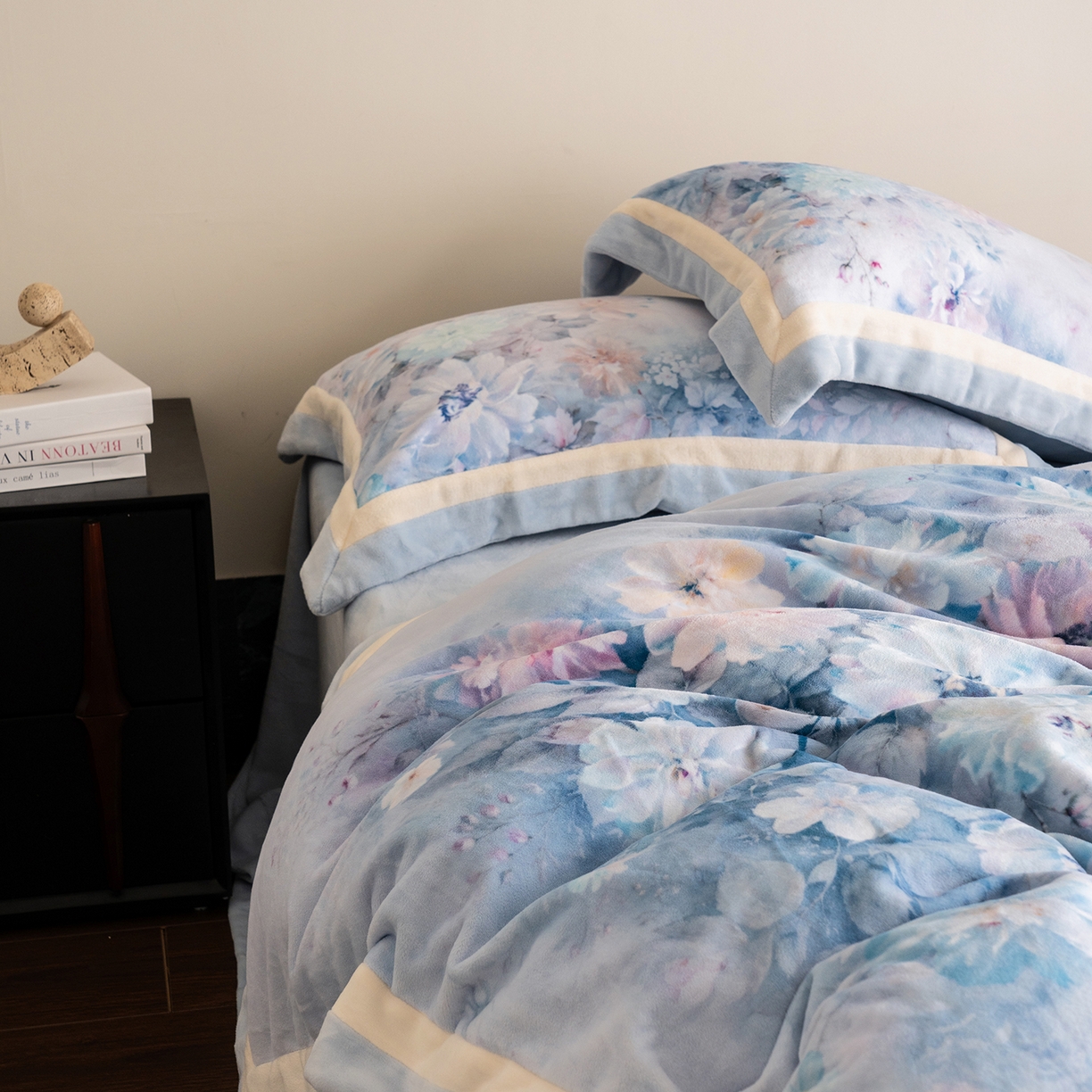 91家纺网 家纺一手货源 找家纺 佳汐蓝家纺 2025新款全消光牛奶绒数码印花四件套-沁园春系列 沁园春-蓝