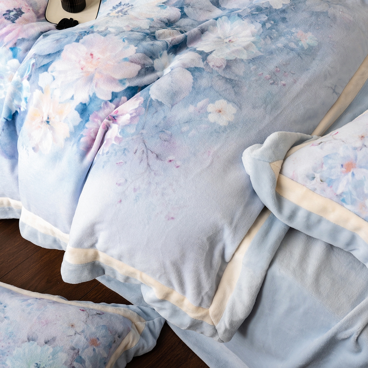 91家纺网 家纺一手货源 找家纺 佳汐蓝家纺 2025新款全消光牛奶绒数码印花四件套-沁园春系列 沁园春-蓝