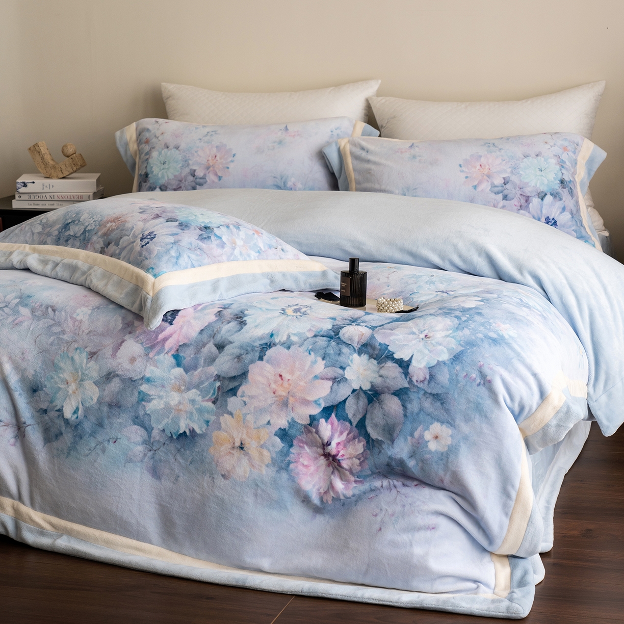 91家纺网 家纺一手货源 找家纺 佳汐蓝家纺 2025新款全消光牛奶绒数码印花四件套-沁园春系列 沁园春-蓝